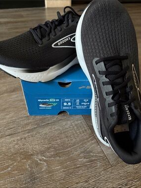 Brooks Glycerin GTS 21 size 9.5  Men's Running Shoes - Black/White NWT